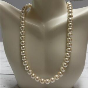 VINTAGE Elegant Cream Pearl Necklace
